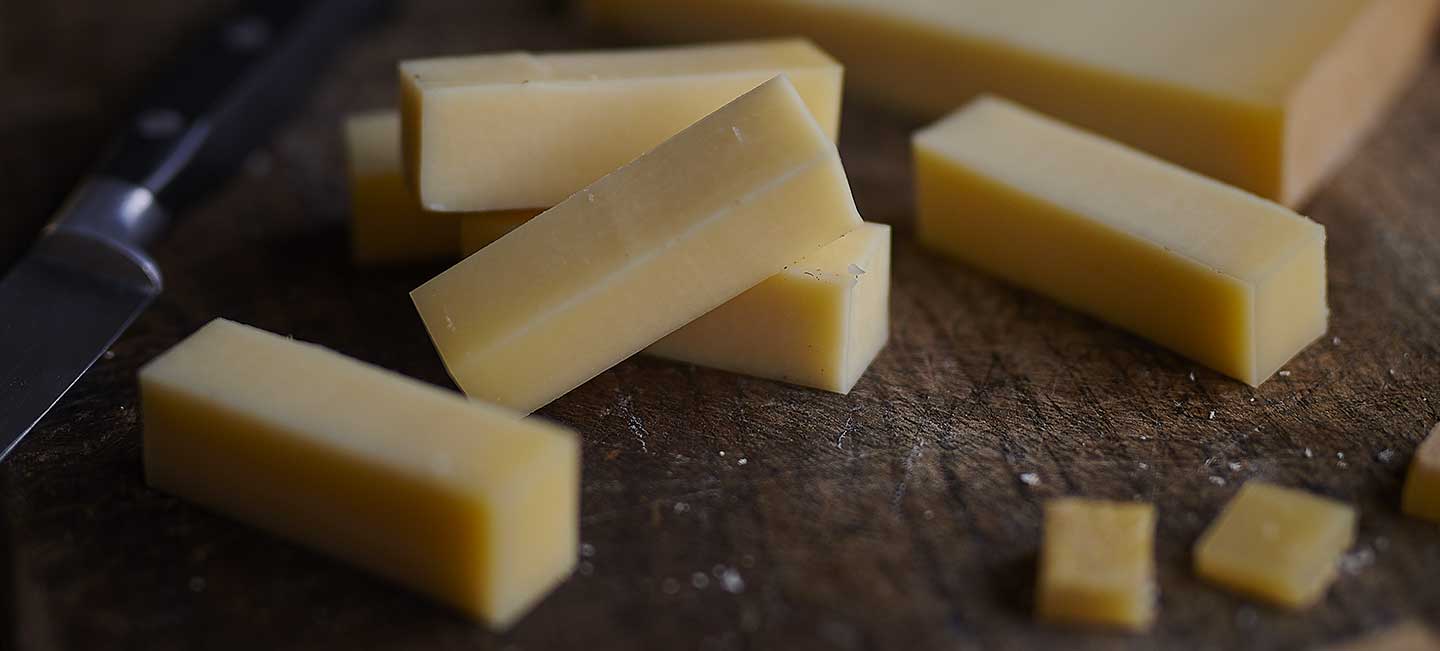 De petits morceaux du fromage de la meule du plateau
